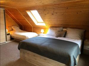 Hangulatos tetőtéri lakás