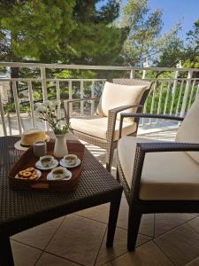 Apartment Mirna, 2-bedroom Apartment, Overlooking the Beach