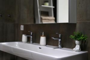 Papas Court IV Pasman Villa with pool