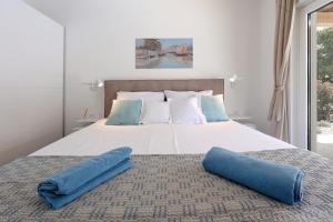 Papas Court IV Pasman Villa with pool