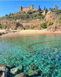 Appartements Mandelieu vacances RDC jardin, piscine, parking 2 chambres : photos des chambres