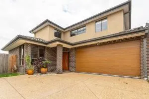 Four Bedroom Modern house in Glen Waverley - 维勒希尔