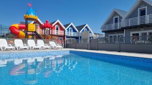 MORZA SZUM basen z podgrzewaną wodą, boisko, rowery