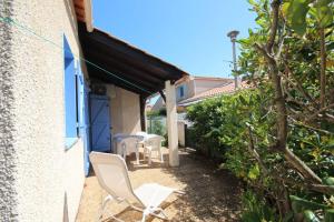Jolie maison dangle, belle terrasse arborée et clôturée , 4 couchages, cuisine climatisée , à 400 m de la mer a PORTIRAGNES PLAGE LRHP58