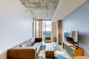 Luxe Austin Condo with Pool Access Near Dtwn!