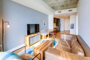 Luxe Austin Condo with Pool Access Near Dtwn!