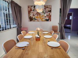 Petaling Jaya Premium Bungalow 4 Bed Rooms for up tp 18Pax, SS14, Plaza33 , 3 2 Square, Jaya One , SS2