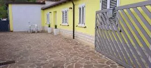 Casa gialla - Tempera