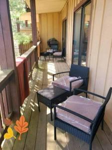 Hänsel and Gretels Hideaway End Unit Parking!