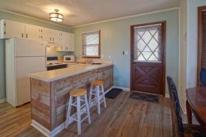 Hänsel and Gretels Hideaway End Unit Parking!