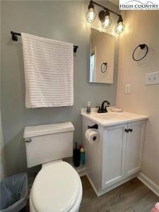 Hänsel and Gretels Hideaway End Unit Parking!