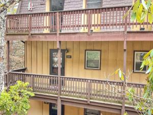 Hänsel and Gretels Hideaway End Unit Parking!