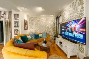 City Retreat, Spacious 4 Bed House, Games Room, Parking, Hot Tub & BBQ - Cardiff