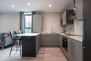 Stunning 2BR next to the City Airport BHD - Free Parking