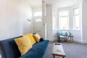 Bright 2 Bedroom House in Heywood, with Free Parking, WiFi And Patio - 贝里