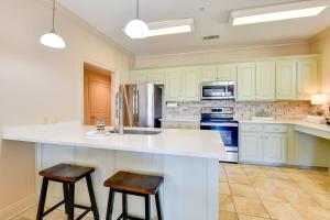 Spacious Springfield Home with Golf Course View!