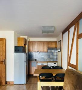 Appartements avec PISCINE INTERIEURE SAUNA Parking Etage 1 au Centre du Village dans Residence Cami Real : photos des chambres