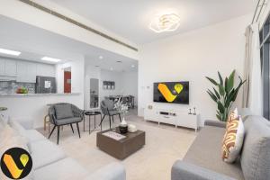 Vogue Vacation Homes, The Greens Al Sidir near Mall of The Emirates, Three Bedroom Apartment with Balcony and full access toamenities