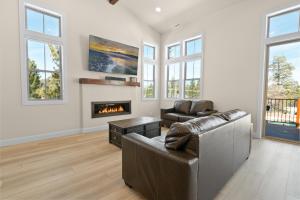 Pine Meadow - Game Room with pool table, foosball & shuffleboard!