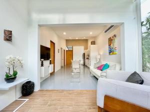 Modern 2 Bed 2 Bath L Strong Wifi Carport