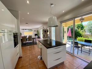 Confort et Détente à Mèze: Villa avec Jardin, 3 Chambres, Climatisation et Wifi - FR-1-604-1
