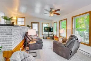 The Shady Cottage Millersburg Getaway with Deck - Coshocton