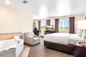 Deluxe Junior Suite room in Boarders Inn & Suites by Cobblestone Hotels - Shawano
