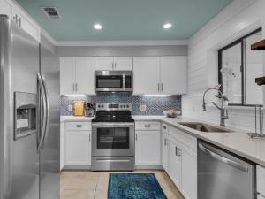 Gulf Winds East 23 by Newman-Dailey