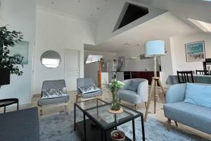 Cosy apartment with large terrace near the beach