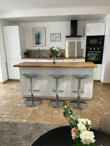 Appartements A 100 m2 appartement with terrasse near the beach : photos des chambres