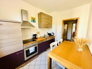 Stötteritz Holiday Apartment - 3 Rooms - 6 People - 5 beds - Balcony - Great public transport 11 minutes to the city