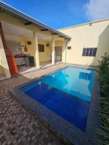 linda casa com 3 quartos com piscina bem localizada - Bujari
