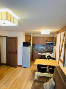 Appartements avec PISCINE INTERIEURE SAUNA Parking Etage 1 au Centre du Village dans Residence Cami Real : photos des chambres