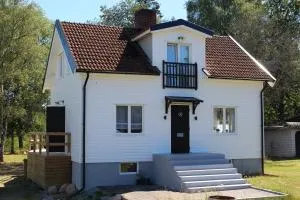 Schönes schwedisches Cottage in Seenähe mitten im Glasreich - Målerås