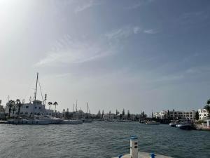 Charmant Bungalow avec Vue Panoramique sur le Port de Kantaoui à Sousse