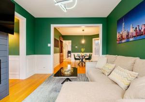 2 Bed Apt w Office, Free Parking, Near Wrigley