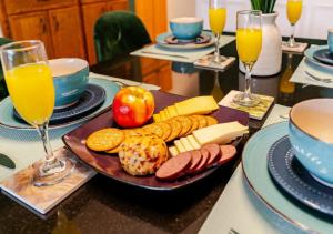 2 Bed Apt w Office, Free Parking, Near Wrigley