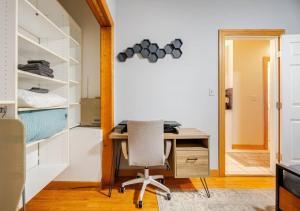 2 Bed Apt w Office, Free Parking, Near Wrigley