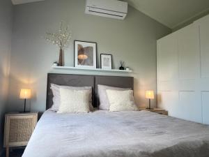 NEW - Waterhouse Linada on a lake near Amsterdam