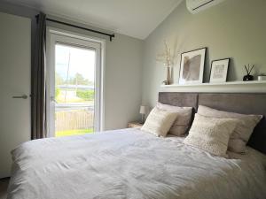 NEW - Waterhouse Linada on a lake near Amsterdam