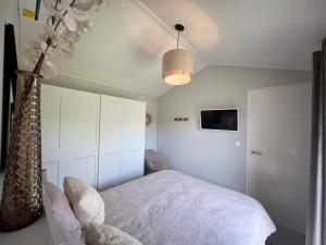 NEW - Waterhouse Linada on a lake near Amsterdam