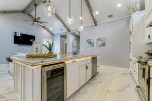 1 Mi to Beach: Home in Old Town Port Aransas