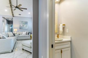 1 Mi to Beach: Home in Old Town Port Aransas