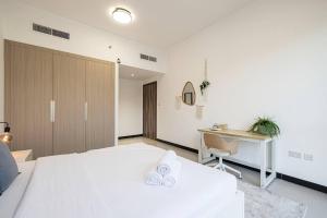 Large 1BR in JVC Sleeps 4 Rooftop, Pool & Gym
