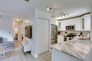 Jupiter Townhome with Patio and Yard about 6 Mi to Beach!