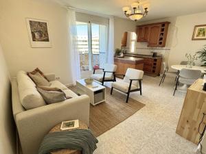 Beachfront apartment with terrace and seaviews