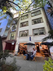 Condesa Residence 7 Stylish 2 Bedroom, 1 Bathroom Residence Accentuating Expansive Interiors