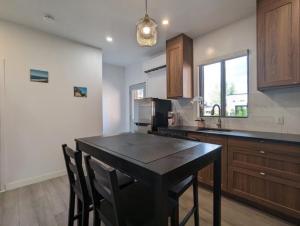 2 Bedrooms, 1 Sofa bed and 1,5 Bathrooms, Renovated Apartment in the Heart of Plateau Mont-Royal