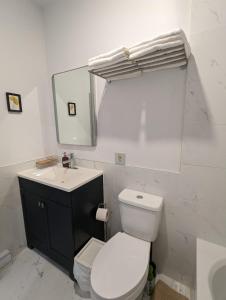 2 Bedrooms, 1 Sofa bed and 1,5 Bathrooms, Renovated Apartment in the Heart of Plateau Mont-Royal