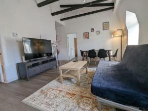 2 Bedrooms, 1 Sofa bed and 1,5 Bathrooms, Renovated Apartment in the Heart of Plateau Mont-Royal